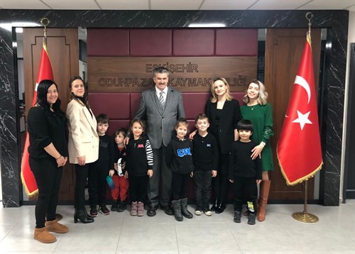Anaçağ Anaokulu Koordinatörü Hande YÜCE ile birlikte Öğretmenler ve Öğrenciler, Kaymakamımız Ömer ULU’ yu Ziyaret etti.